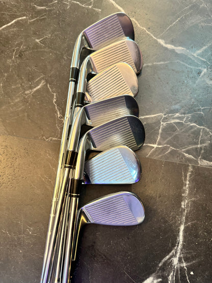 USED Mint TaylorMade R11 Iron set 5-Aw 7 clubs RH R-flex